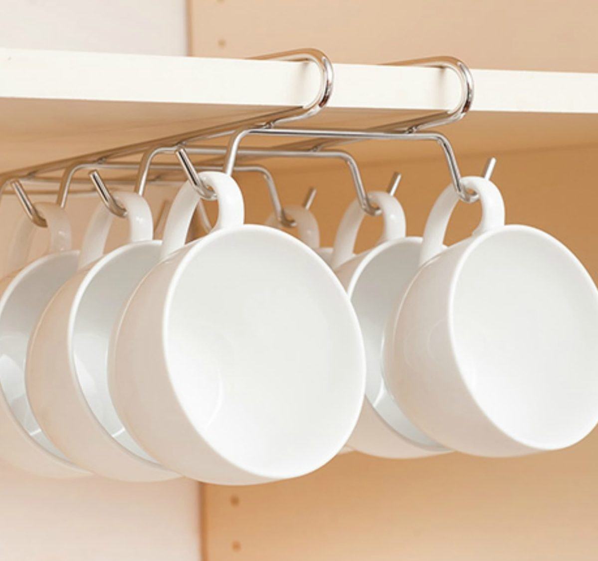 چیدمان لیوان های دسته دار، فنجان و ماگ داخل کابینت با آویز فنجان داخل کابینتی