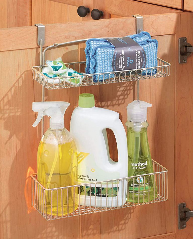 چیدمان کابینت زیر سینک ظرفشویی با آویز نظم دهنده پشت دری