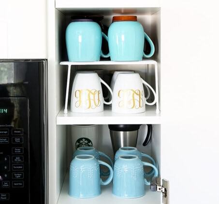 چیدمان لیوان در کابینت به کمک استند یا راف طبقاتی