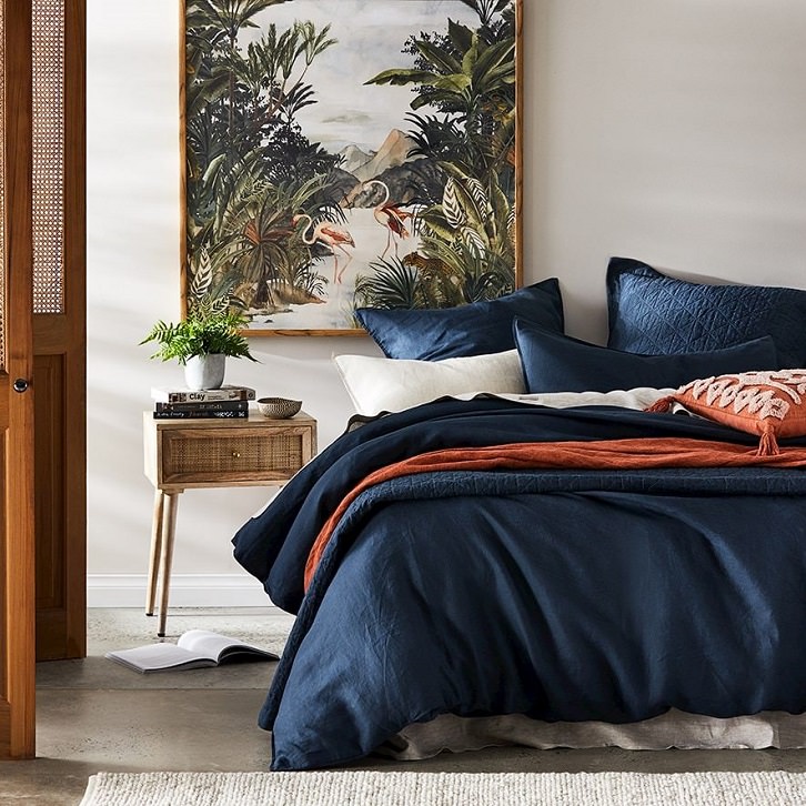 روتختی مردانه و پسرانه جوان آبی تیره با شال و کوسن نارنجی