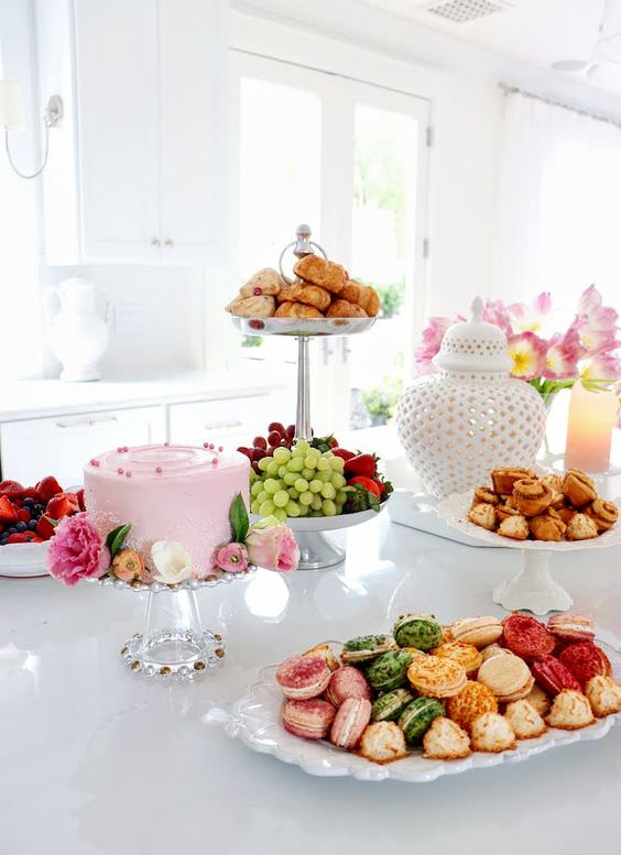 تزیین میز مزه شیک برای تولد با کیک و میوه