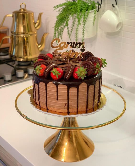 استفاده از کیک برای پذیرایی مهمانی و دورهمی دوستانه