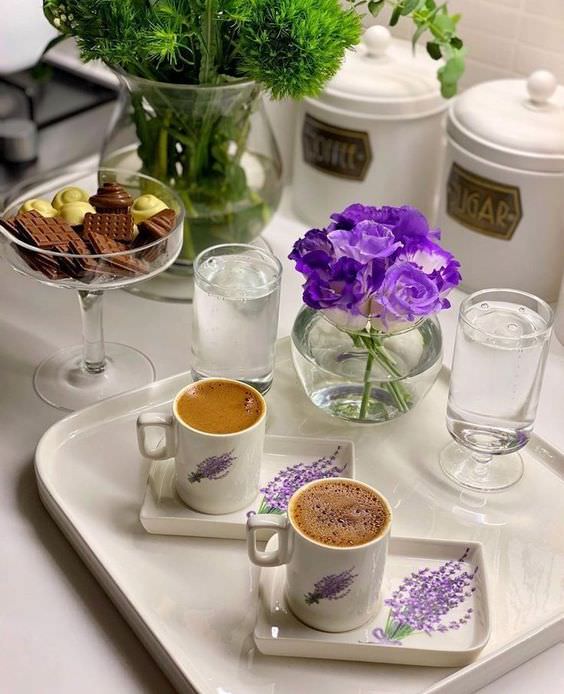 دیزاین میز پذیرایی عصرانه دو نفره با گل و شکلات