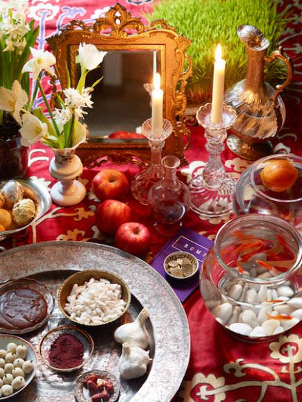 چیدمان سفره هفت سین با تم سنتی و سفره قرمز و سینی حکاکی شده فلزی