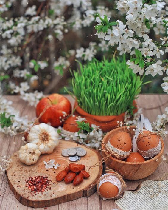 چیدمان سفره هفت سین با تم مدرن و ظروف تزئینی چوبی