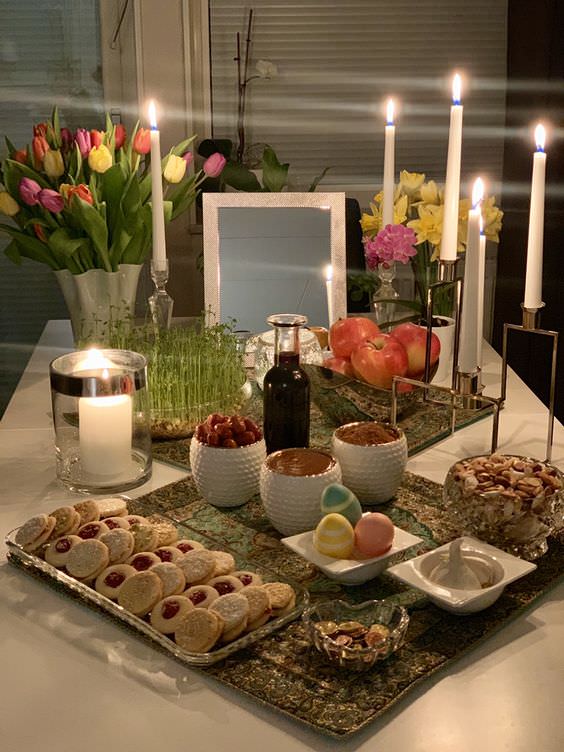 چیدمان سفره هفت سین با ظروف تزئینی سرامیکی و ظروف پذیرایی شیرینی خوری و شکلات خوری