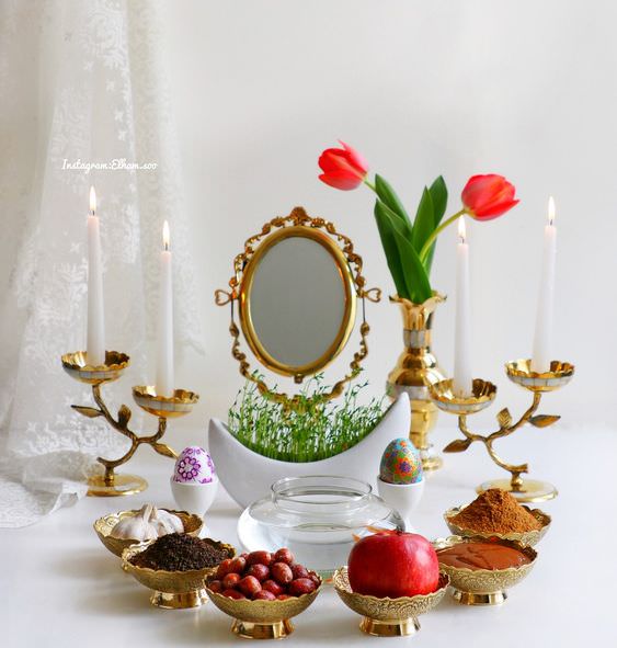 چیدمان سفره هفت سین سنتی و مدرن با ظروف مسی و سرامیکی که دور نقطه کانونی چیده شده اند