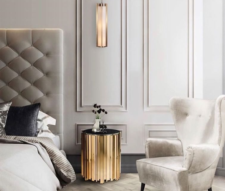 دکوراسیون طوسی طلایی اتاق خواب نئوکلاسیک با تخت طوسی و پاتختی طلایی و کوسن مشکی