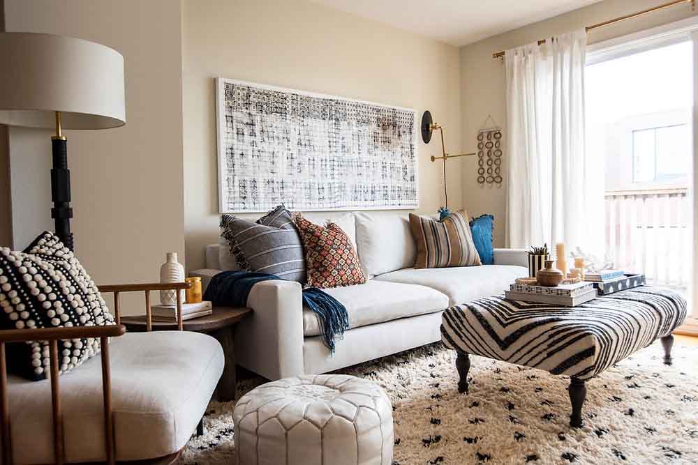 دکوراسیون طوسی و کرم هال و پذیرایی مدرن با دیوارهای کرم و مبل طوسی