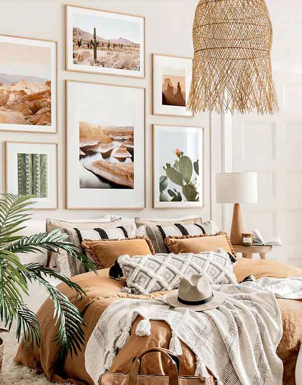 دکوراسیون سبز و قهوه ای اتاق خواب مدرن با روتختی قهوه ای و تابلوهای دکوراتیو سبز