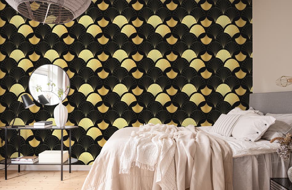 دکوراسیون مشکی طلایی اتاق خواب مدرن با کاغذ دیواری مشکی طلایی و تخت خواب سفید