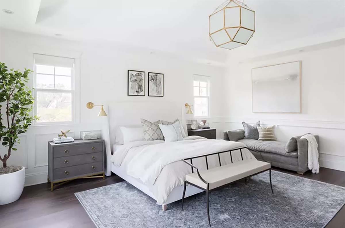 اتاق خواب طوسی سفید با مبلمن طوسی و تخت سفید و اکسسوری های طلایی