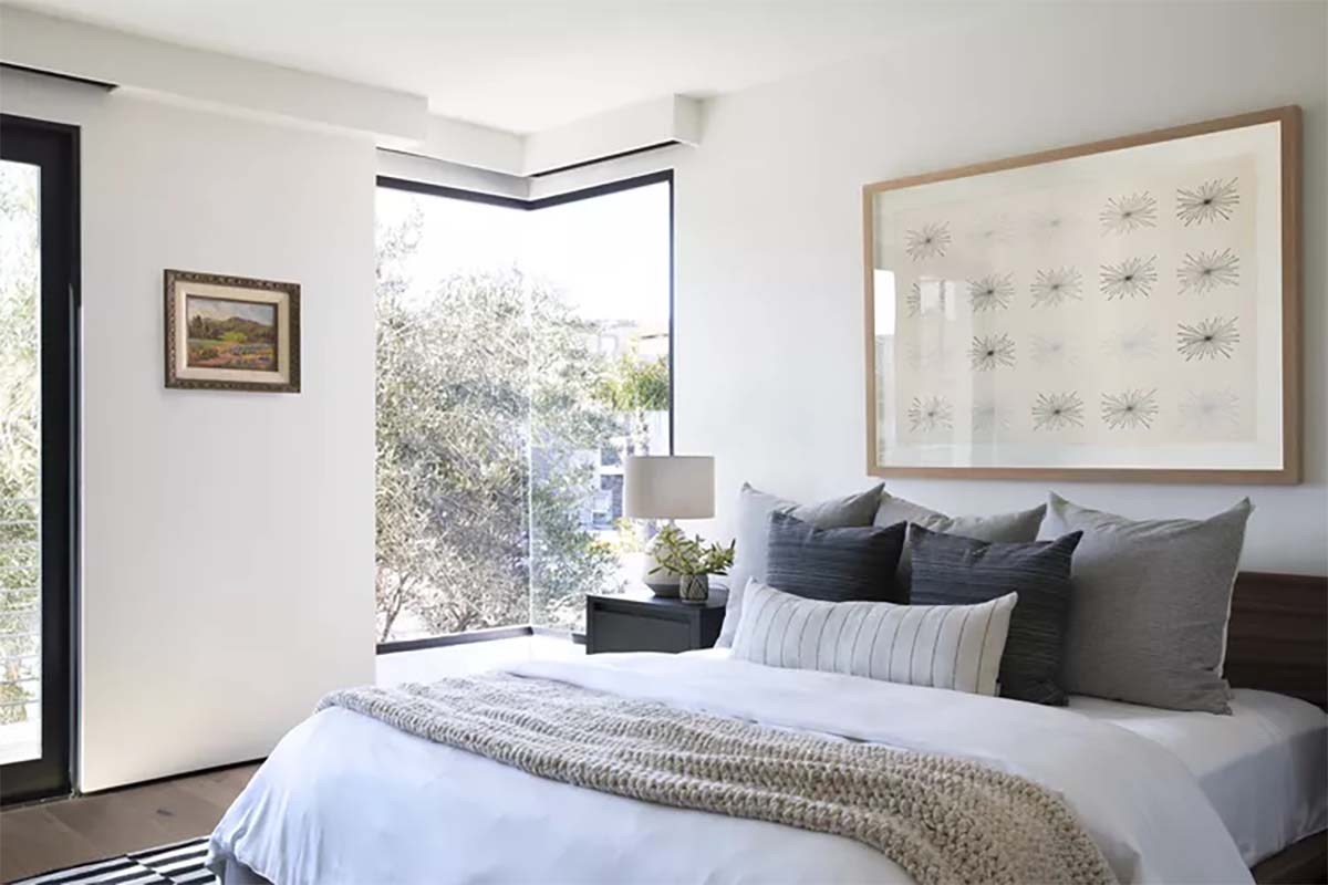 اتاق خواب طوسی و سفید با دیوار سفید و اکسسوری های طوسی و کرم