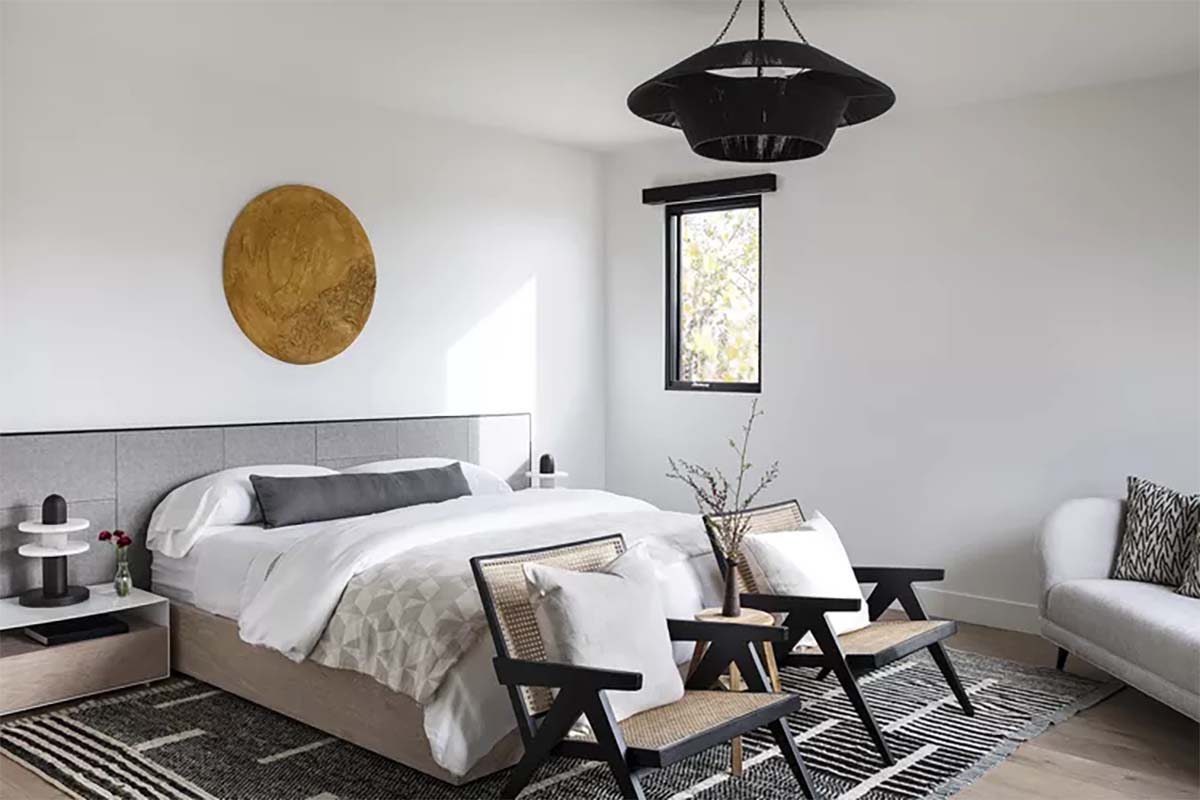 اتاق خواب طوسی و سفید با فرش و تخت طوسی و دیوارهای سفید