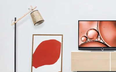 آیا استفاده از آباژور کنار تلویزیون ایده خوبی است؟ با مزایا و معایب آن آشنا شو!