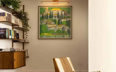 چرا چراغ دیواری بالای تابلو اهمیت دارد؟ مزایای نورپردازی تابلو با چراغ دیوار مخصوص!