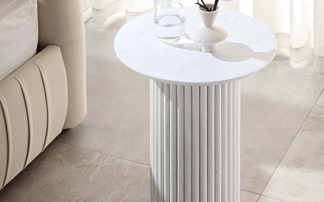 میز کنار مبلی سفید