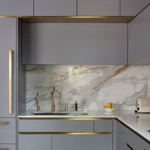 کابینت مدرن رنگ فیلی و سنگ مرمر