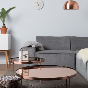 دکوراسیون نشیمن با مبل و فرش طوسی که در آن میز جلو مبلی مسی و آباژور مسی قرار داده شده است