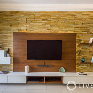 طراحی دیوار پشت تلویزیون با سنگ آنتیک و دیوار کاذب چوبی
