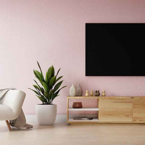 نقاشی دیوار پشت تلویزیون به رنگ صورتی روشن