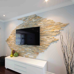 طراحی دیوار پشت تلویزیون با سنگ آنتیک روشن