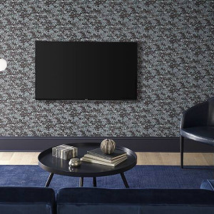 طراحی پشت تلویزیون با کاغذ دیواری طرح ریز تیره
