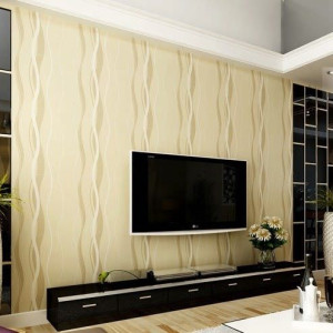 طراحی پشت تلویزیون با کاغذ دیواری طرح عمودی کرم