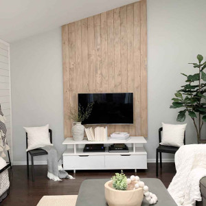 دیوار پشت تلویزیون با دیوارپوش چوبی عمودی