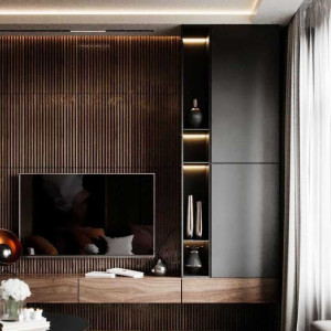 دکور دیوار پشت تلویزیون با دیوارپوش چوبی عمودی تیره