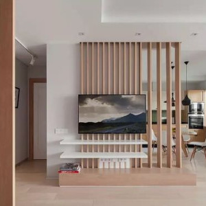 دیوار پشت تلویزیون با دیوارپوش چوبی مدرن عمودی
