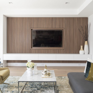 دیوار پشت تلویزیون با پنل های چوبی عمودی