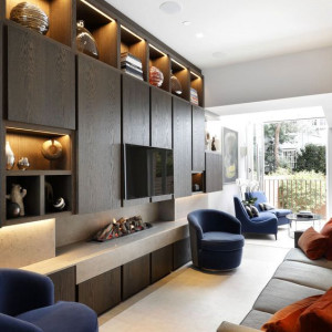 طراحی دیوار پشت تلویزیون با دیوارپوش چوبی تیره