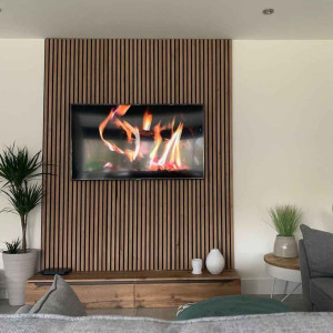 دیزاین دیوار پشت تلویزیون با چوب عمودی