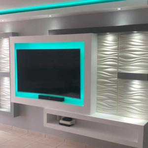 دیوار پشت تلویزیون با دیوارپوش سه بعدی و کناف در نشیمن مدرن