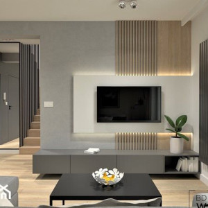 دیزاین دیوار پشت تلویزیون با پنل چوبی عمودی و کناف به عنوان دیوار کاذب