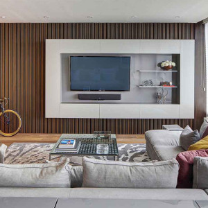 باکس دیواری تلویزیونی با کناف و دیوارپوش چوبی عمودی