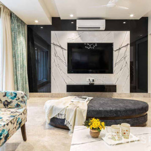 دیزاین دیوار پشت تلویزیون با دیوارپوش سفید طرح سنگ مرمر