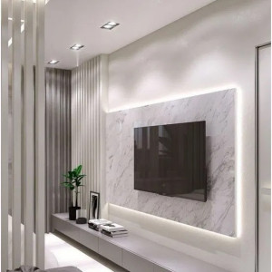 دیزاین دیوار پشت تلویزیون با دیوار پوش طرح سنگ و نور مخفی