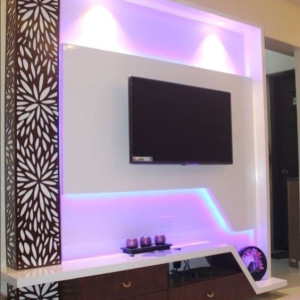 تزیین دیوار پشت تلویزیون با کناف و نور مخفی آبی