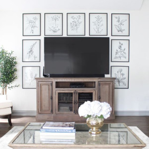 ایجاد گالری دیواری با نصب قاب عکس روی دیوار تلویزیون