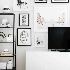 تزیین دیوار تلویزیون با نصب قاب عکس روی دیوار
