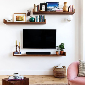 دیزاین دیوار تلویزیون با نصب شلف دیواری و چیدمان دکوریجات