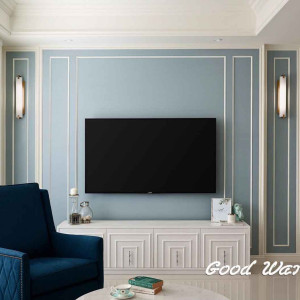 دیزاین دیوار تلویزیون نشیمن نئوکلاسیک با رنگ آبی و دیوار قاب بندی شده