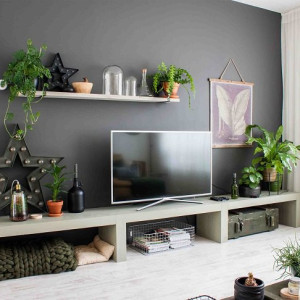 دیزاین دیوار پشت تلویزیون با رنگ طوسی و شلف دیواری