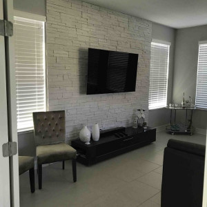 تزیین دیوار پشت ال سی دی با سنگ آنتیک سفید