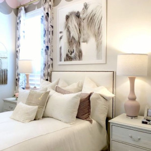 اتاق خواب دخترانه جوان با رنگ سفید و طوسی