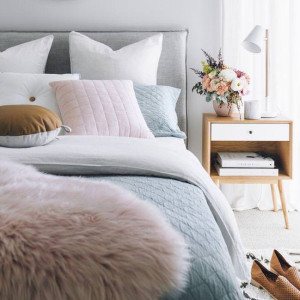 دکوراسیون اتاق خواب ساده و شیک طوسی مدرن