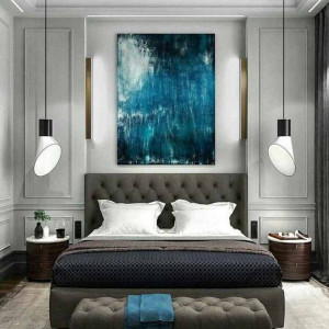 اتاق خواب ساده و شیک طوسی آبی نئوکلاسیک با تابلو دیواری مدرن