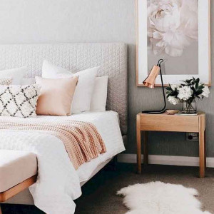 دکوراسیون اتاق خواب ساده و شیک خاکستری سفید مدرن